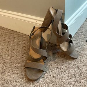 Bamboo Strappy Gray/Taupe Heels, Size 10